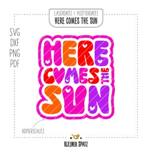 Könnte beinhalten: Ein farbenfrohes Grafikdesign mit dem Text "HERE COMES THE SUN" im Retro-Stil mit Herzen und einem gestreiften Muster. Der Text ist in einem Farbschema aus Pink, Orange, Rot und Lila gehalten.