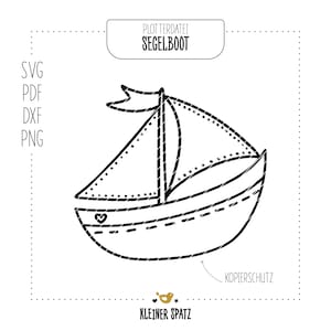 Könnte beinhalten: Schwarz-weiß-Linienzeichnung eines Segelboots mit einem kleinen Herzen an der Seite. Der Text "PLOTTERDATEI SEGELBOOT" befindet sich oben im Bild. Der Text "KLEINER SPATZ" befindet sich unten im Bild. Der Text "KOPIERSCHUTZ" befindet sich rechts im Bild.