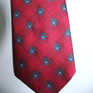 Cravate en polyester Pierre Rarchand Suède des années 90 homme vintage couleur rouge ours en peluche