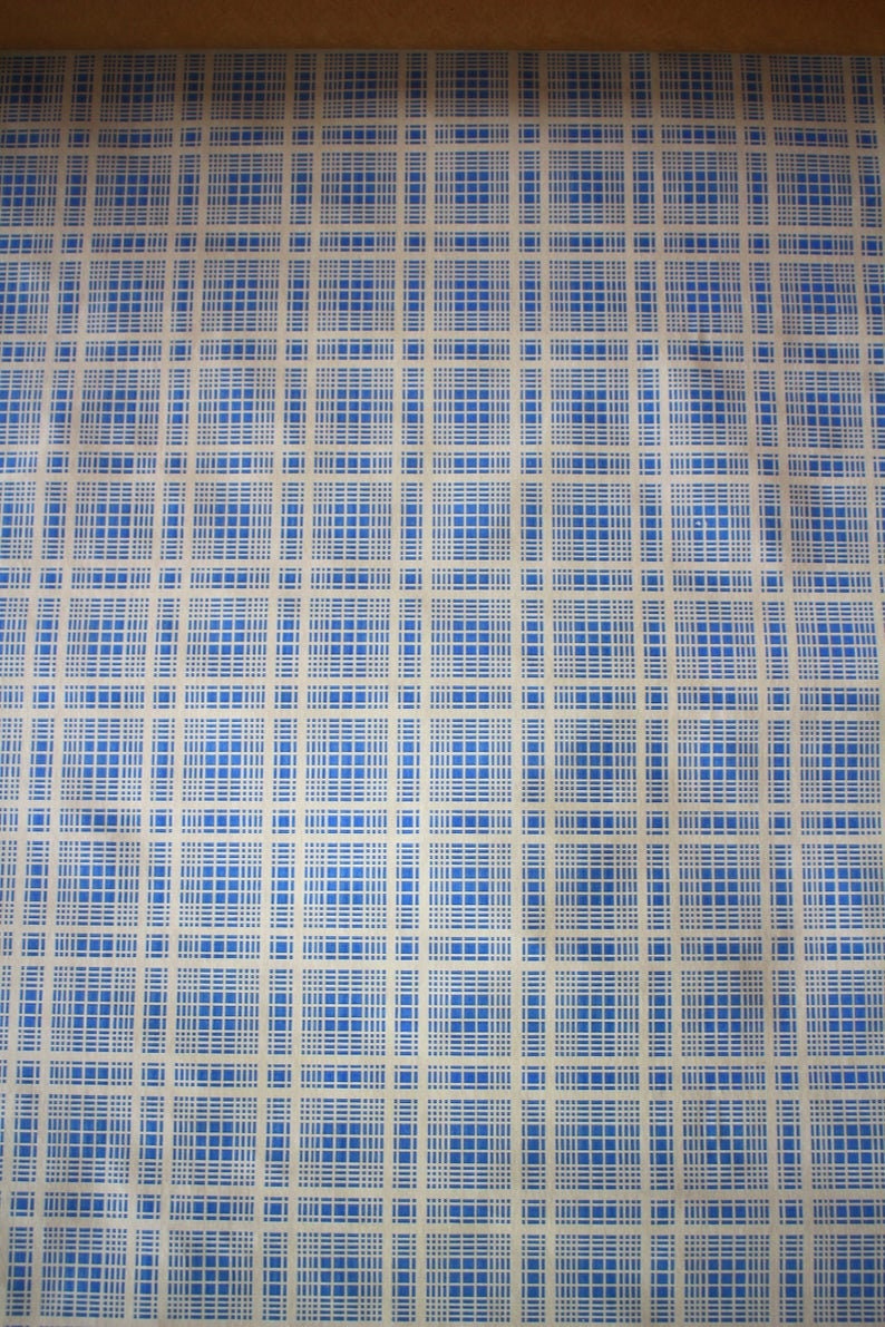 K&ouml;nnte beinhalten: Ein wei&szlig;er Hintergrund mit einem blau-wei&szlig;en Karomuster. Das Muster besteht aus d&uuml;nnen Linien, die Quadrate bilden.