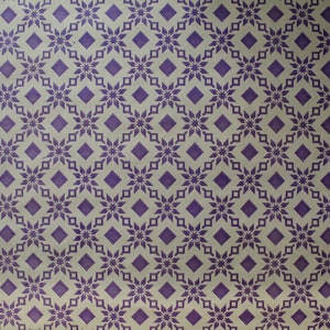 Könnte beinhalten: Ein nahtloses Muster aus violetten Sternen und Diamanten auf beigefarbenem Hintergrund. Das Muster wiederholt sich über das gesamte Bild.
