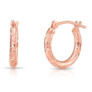 14k Rosegold Creolen, ausgefallene Hand gravierte ""Tornado"" Design Creolen von TILO Jewelry, 2 mm dünn."