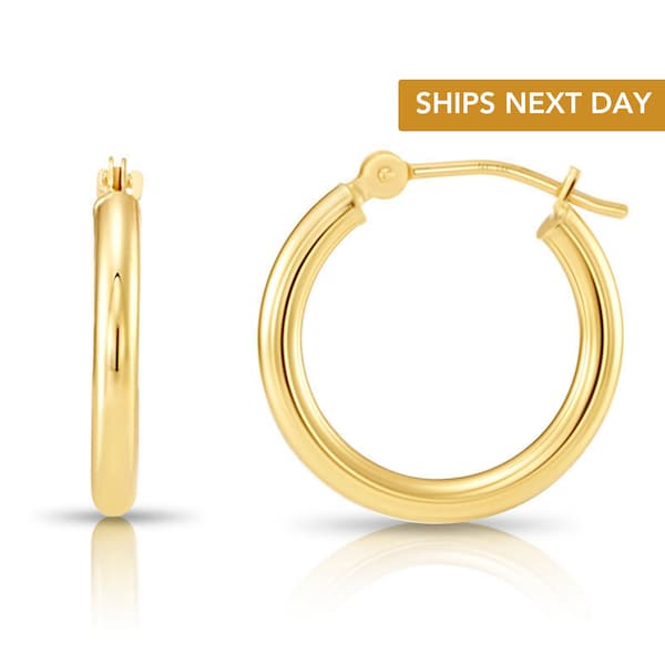 Brincos de argola redondos em ouro 14K, argolas brilhantes em ouro amarelo maciço, joias clássicas feitas à mão com amor, da TILO Jewelry.