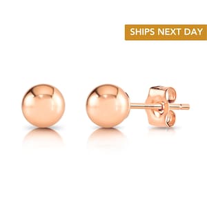 Aretes de bola de oro rosa de 14 k con cierre de mariposa. Disponibles en 3 mm, 4 mm, 5 mm, 6 mm y 8 mm. Joyería TILO.