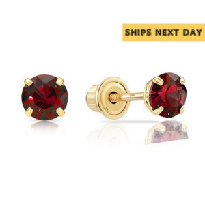 Boucles d'oreilles rondes CZ en or jaune 14 carats, clous d'oreilles à fond vissé, clous d'oreilles grenat rouge avec pierre de naissance de janvier, par TILO Jewelry