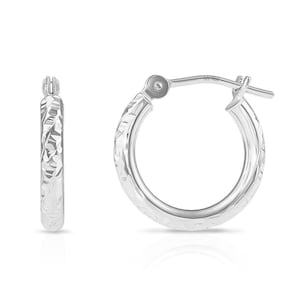 Aros redondos de oro blanco de 10 quilates con diseño "Tornado" grabado a mano, 2 mm de grosor, fabricados en Nueva York por TILO Jewelry.