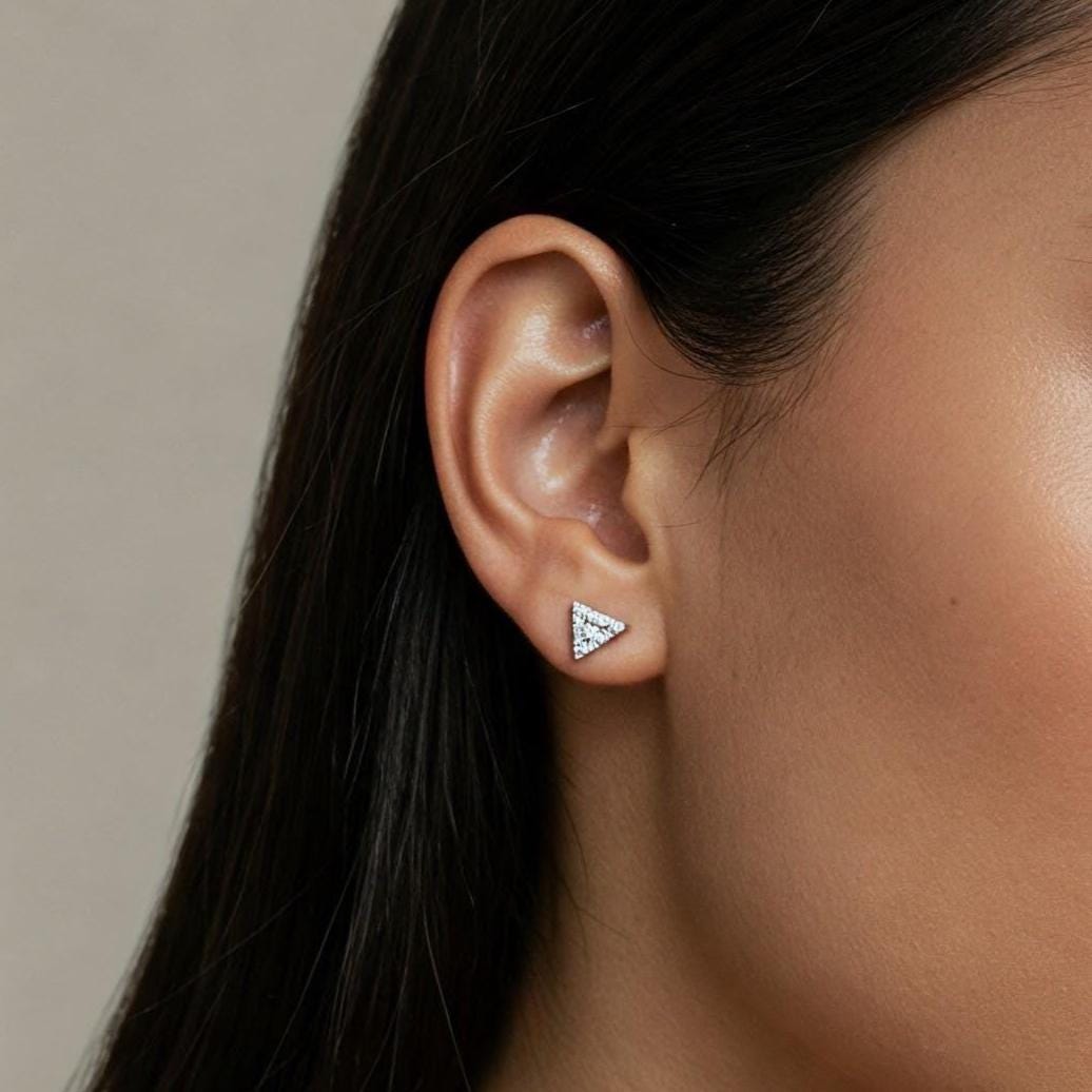 Pave Diamond Triangle Stud Earrings In 18k White Gold – Filigree Jewelers - Foto 14