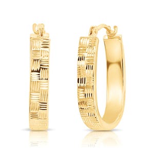 Ovala ringörhängen i 14 karat gult guld, handgraverade diamantslipada "rutiga" mönster, U-formade ringar, designade och tillverkade av TILO Jewelry