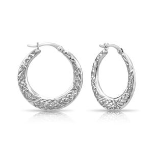 Platta ringörhängen i sterlingsilver med diamanter, mellanstora ringörhängen i 925 sterlingsilver, handgraverad design, av TILO Jewelry bild 1