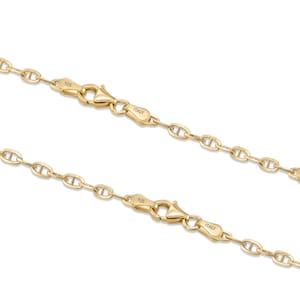 Könnte beinhalten: Nahaufnahme von zwei goldfarbenen Ankerketten. Jede Kette hat ein ovales Kettenglied-Design mit einem Karabinerverschluss. Die Verschlüsse sind mit "925" und "ITALY" gestempelt. Die Halsketten werden vor weißem Hintergrund präsentiert.