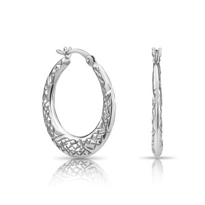 Platta ringörhängen i sterlingsilver med diamanter, mellanstora ringörhängen i 925 sterlingsilver, handgraverad design, av TILO Jewelry bild 4