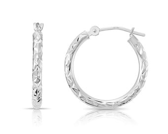 Pendientes de aro redondos de oro blanco de 14 quilates con corte diamante, grabados a mano con patrón en forma de "X", disponibles en tallas pequeña, mediana y grande. De TILO Jewelry.