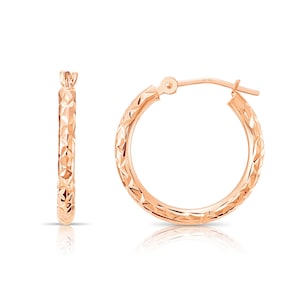 Pendientes de aro de oro rosa de 14 quilates, diseño grabado a mano en forma de "X", pendientes de aro de oro macizo de diseño, pequeños, medianos y grandes, de TILO Jewelry.
