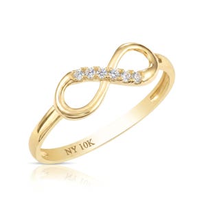 Anillo de promesa de infinito en oro amarillo de 10 quilates, alianza de amor eterno y amistad con brillantes circonitas, diseño delicado y moderno, de TILO Jewelry.