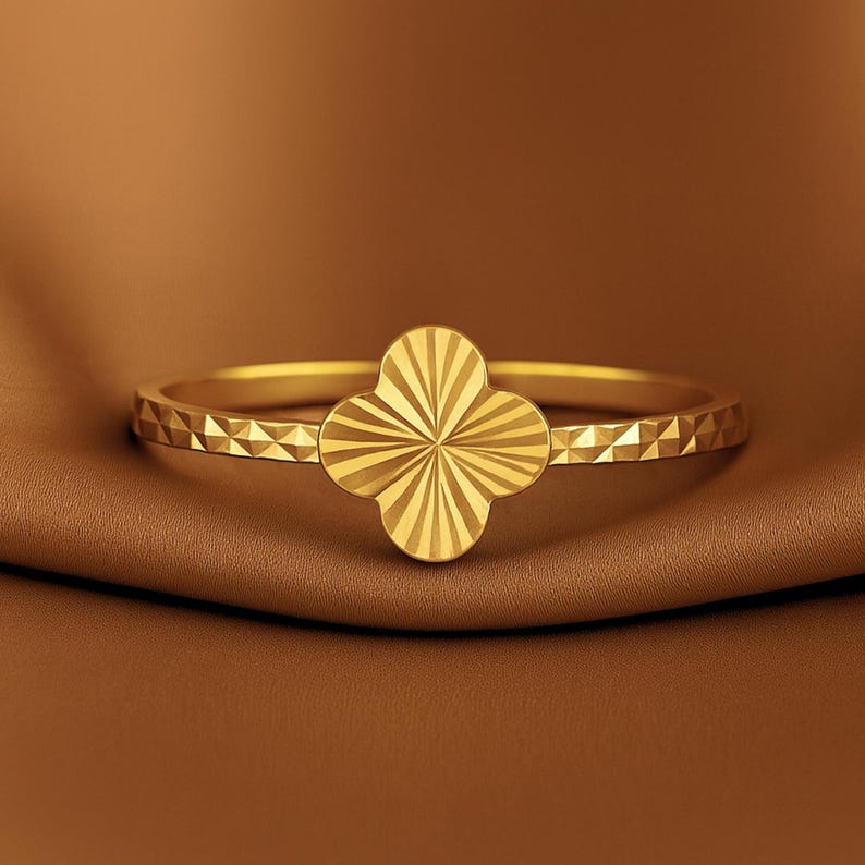 Anillo de trébol de cuatro hojas en oro amarillo macizo de 10 quilates, delicado y apilable, con diamantes grabados a mano, de TILO Jewelry. imagen 4