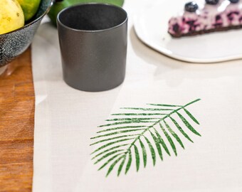 Juego de 2 manteles individuales de lino con diseño de hojas estampadas a mano, ideales para decorar la mesa en Navidad.