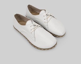 Oxford de piel blanca para hombre: Clásico de la vieja escuela, punta ancha, estilo vintage.