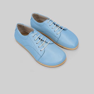 Sneakers minimaliste in pelle, azzurro, punta larga (drop zero)