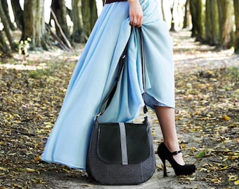 Sac à bandoulière confortable de taille moyenne femme avec un rabat de daim éco gris et mine de plomb et de simili cuir noir avec une sangle réglable à long