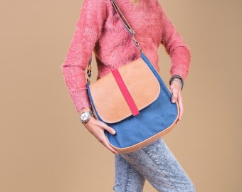 Medie dimensioni borsa donna tracolla con patta in eco blu navy e rosso camoscio e beige ecopelle con una tracolla lunga regolabile