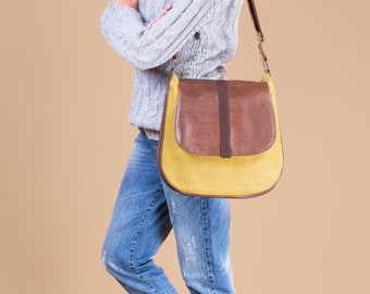 Kleine en middelgrote vrouwen schoudertas met een flap van geel en donker bruin eco suède en bruin faux leder met een lange verstelbare riem