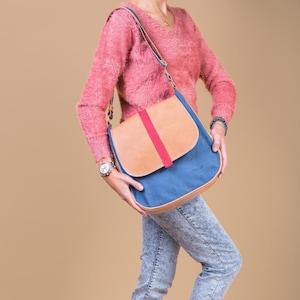 Mittelgroße Umhängetasche für Damen mit s dunkelblauem und rotem Öko-Wildleder und beige Kunstleder mit einem langen, verstellbaren Rimen