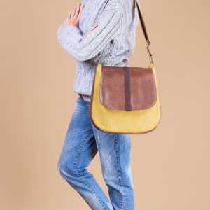 Medium-sized women's shoulder bag with a flap of yellow and dark brown eco suede and brown faux leather with a long adjustable strap zdjęcie 1