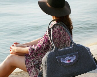 Elegant large travel bag made of graphite felt with embroidered floral motif, weekend bag with a long detachable strap