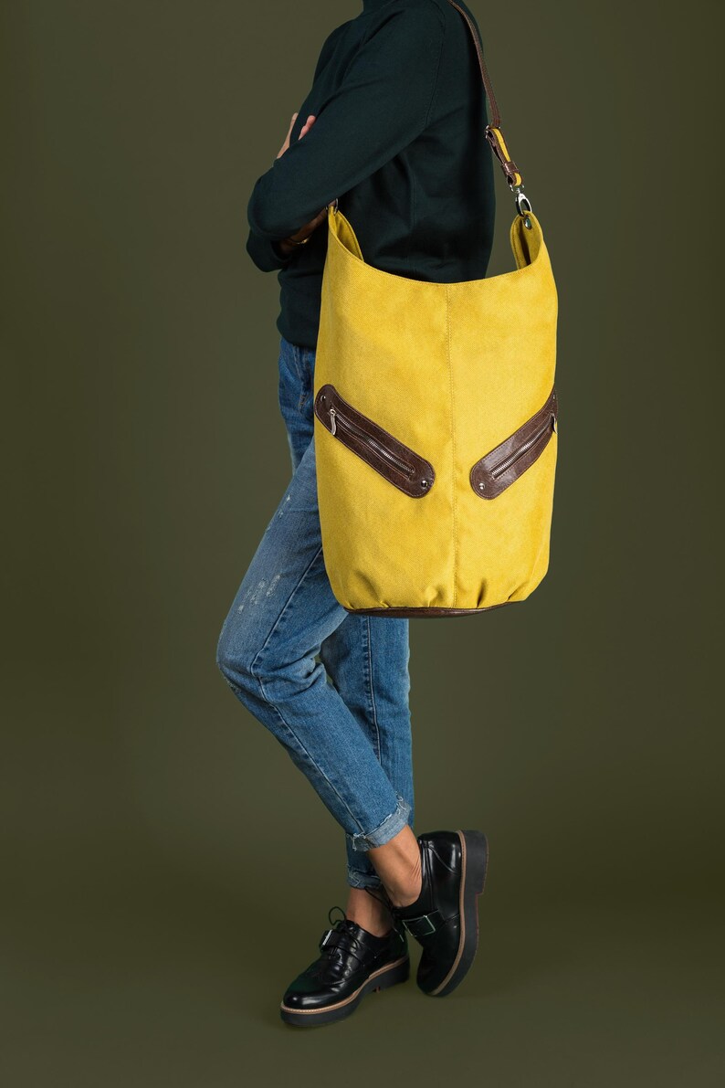 Très grand sac décole sac de tissu jaune et simili cuir brun foncé, sac week-end, oversize sac à bandoulière, sac à main bandoulière femme image 2