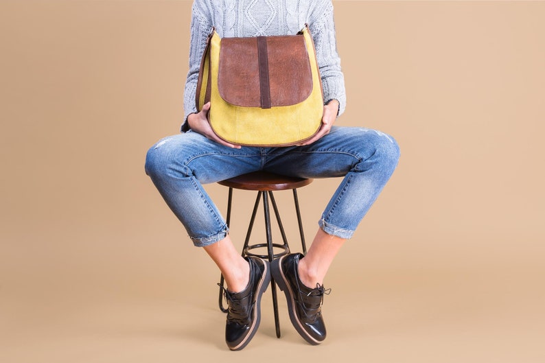 Medium-sized women's shoulder bag with a flap of yellow and dark brown eco suede and brown faux leather with a long adjustable strap zdjęcie 2