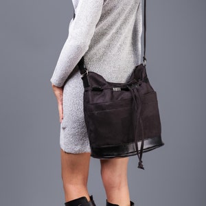Klassischer mittelgroßer Beutelsack aus schwarzem Öko-Wildledund schwarzem Kunstleder,mit langen,verstellbaren Riemen,Damen-Schultertasche