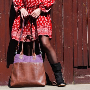 Violette und braune Tasche mit  abnehmbarem Band,Tasche aus Öko-Wildleder und Kunstleder, elegante  Damentasche, Umhängetasche für jeden Tag