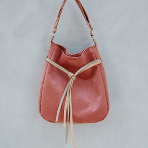 Große Tasche aus rostigem Eco Wildleder und Beige Kunstleder, Umhängetaschemitlangen verstellbaren Riemen,Damen Umhängetasche,übergroße Hand Bild 3