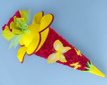 Schultüte Schmetterlinge auf Blumenwiese - personalisierbar - kuschelweich - handgestrickt