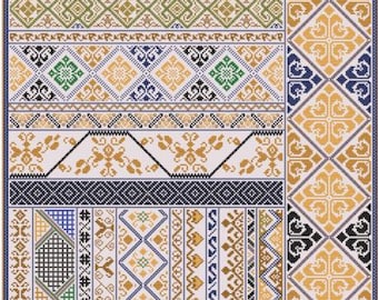 Pode incluir: Um padrão de ponto cruz detalhado com vários desenhos geométricos e florais em tons de ouro, azul, verde e preto. O design inclui bordas e padrões repetidos, criando um efeito visual texturizado e intrincado.