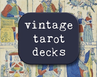 Może przedstawiać: Vintage talie kart tarota z kolorowymi ilustracjami postaci i symboli. Tekst "vintage tarot decks" jest napisany na biało na ciemnoniebieskim prostokącie.