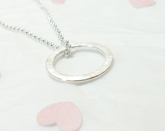 Andressa - Halskette Good Karma  925 Silber mit einer gebürsteten Scheibe Eternity Circle