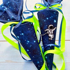 Liten skolkon med rymdtema och astronautdesign – skolkon i tyg, syskonkon, första skoldagen 2026, pojke – skolkon i galaxstil med neonband