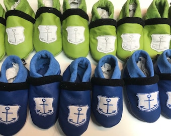 Lederpuschen wahlweise in grün oder blau, Stickapplikation Anker, Babypuschen, Babyschuhe, Lauflernschuhe, Kitaschuhe, Hausschuhe