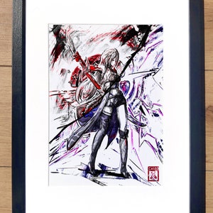 Może przedstawiać: Czarno-biała ilustracja postaci kobiecej z długimi białymi włosami, ubrana w czarną i fioletową sukienkę, trzymająca miecz. Tło to chaotyczna mieszanka czarnych, białych, czerwonych i fioletowych pociągnięć pędzla. Obraz jest podpisany "CHIBI" w prawym dolnym rogu.