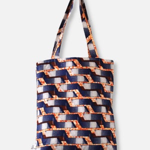 African wax fabric | Totebag ‘Moving on up’ lined with solid canvas | optional matching keyfob | multicolored print | unique | handmade