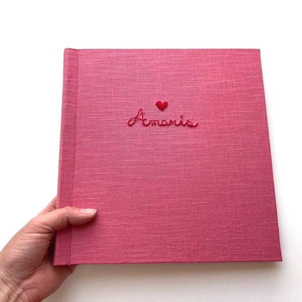 Leinen Fotoalbum Himbeere mit Herz und Namen bestickt Album Stoffalbum Einzelstück 25x24 Leinenalbum Linen Photobook Amaris