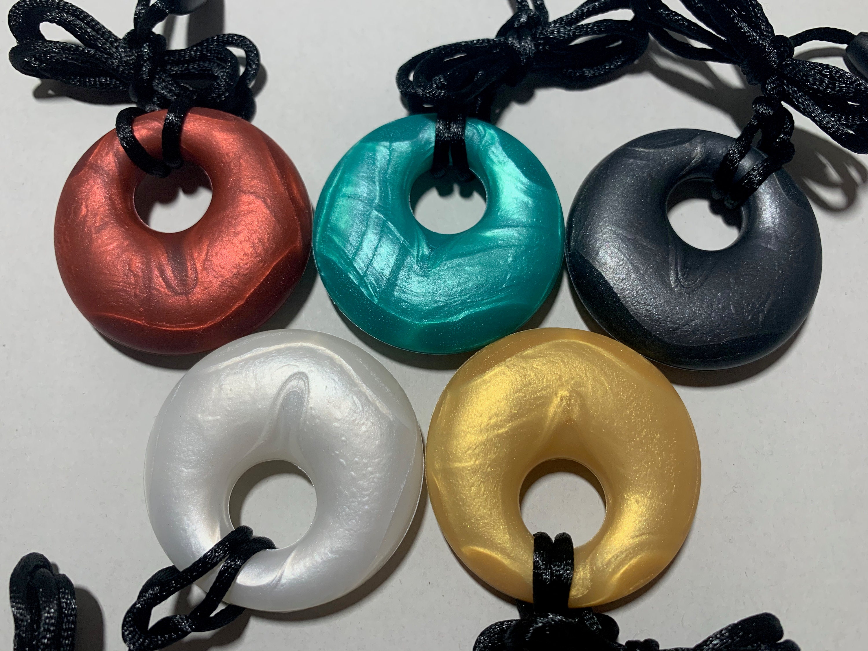 Amazon.com : Sensory Chew Necklace for Adult, 3 Pack Silicone Donut Chewing  Necklace for Teens Chewers, Anxiety Chewable Necklace for Autism ADHD SPD  PICA and Oral Motor Chewing Needs : Baby