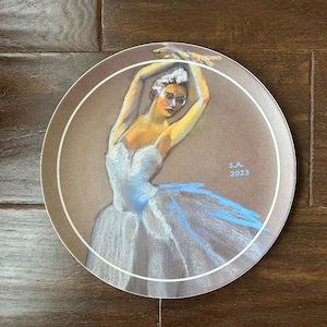 Blauer Pastell Ballerina-Teller mit der Arbeit des Pastellkünstlers Sonigblue