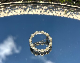 Alfiler redondo vintage de perlas de imitación y diamantes de imitación