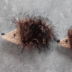 1 großer u. 1 kleiner gehäkelter Igel als Applikation zum Aufnähen