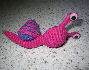 Gehäkelte Schnecke Schlüsselanhänger pink/lila gestreift, Glücksbringer, Geschenkanhänger, Mitbringsel, Taschenbaumler, Autospiegelanhänger