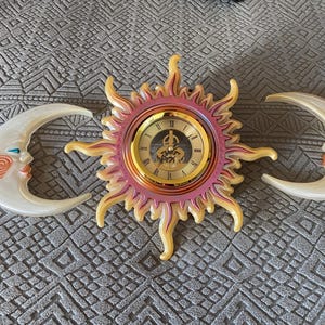 2つの月を囲む太陽時計