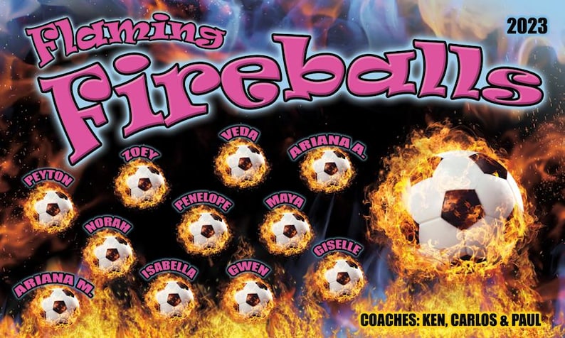 Puede incluir: Gr&aacute;fico promocional para el equipo de f&uacute;tbol "Flaming Fireballs", con un dise&ntilde;o ardiente con balones de f&uacute;tbol envueltos en llamas. El nombre del equipo es rosa, con nombres de jugadores y el a&ntilde;o 2023.