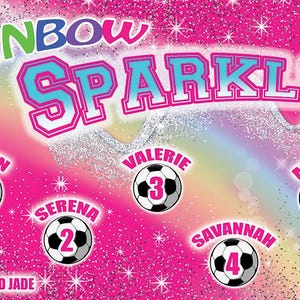 Puede incluir: Un fondo rosa con las palabras "Rainbow Sparkles" en texto colorido. Se presentan balones de f&uacute;tbol con nombres y n&uacute;meros. El a&ntilde;o 2024 est&aacute; en la esquina superior derecha. Se muestran los nombres Carsyn, Serena, Valerie, Savannah y Misha.